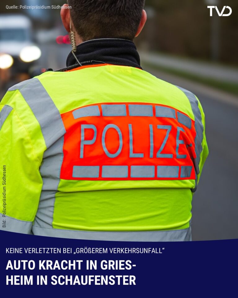 Auto kracht in Griesheim in Schaufenster